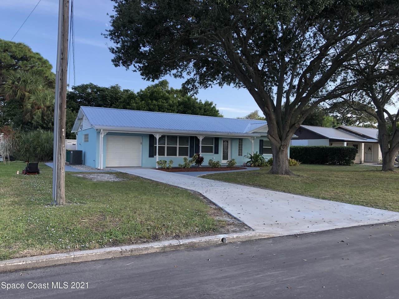 693 Everglade Drive - Photo 1