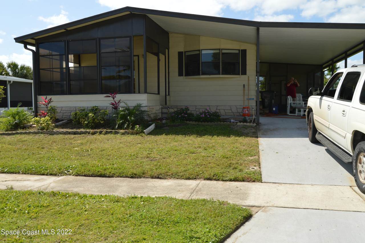 335 San Mateo Boulevard - Photo 1