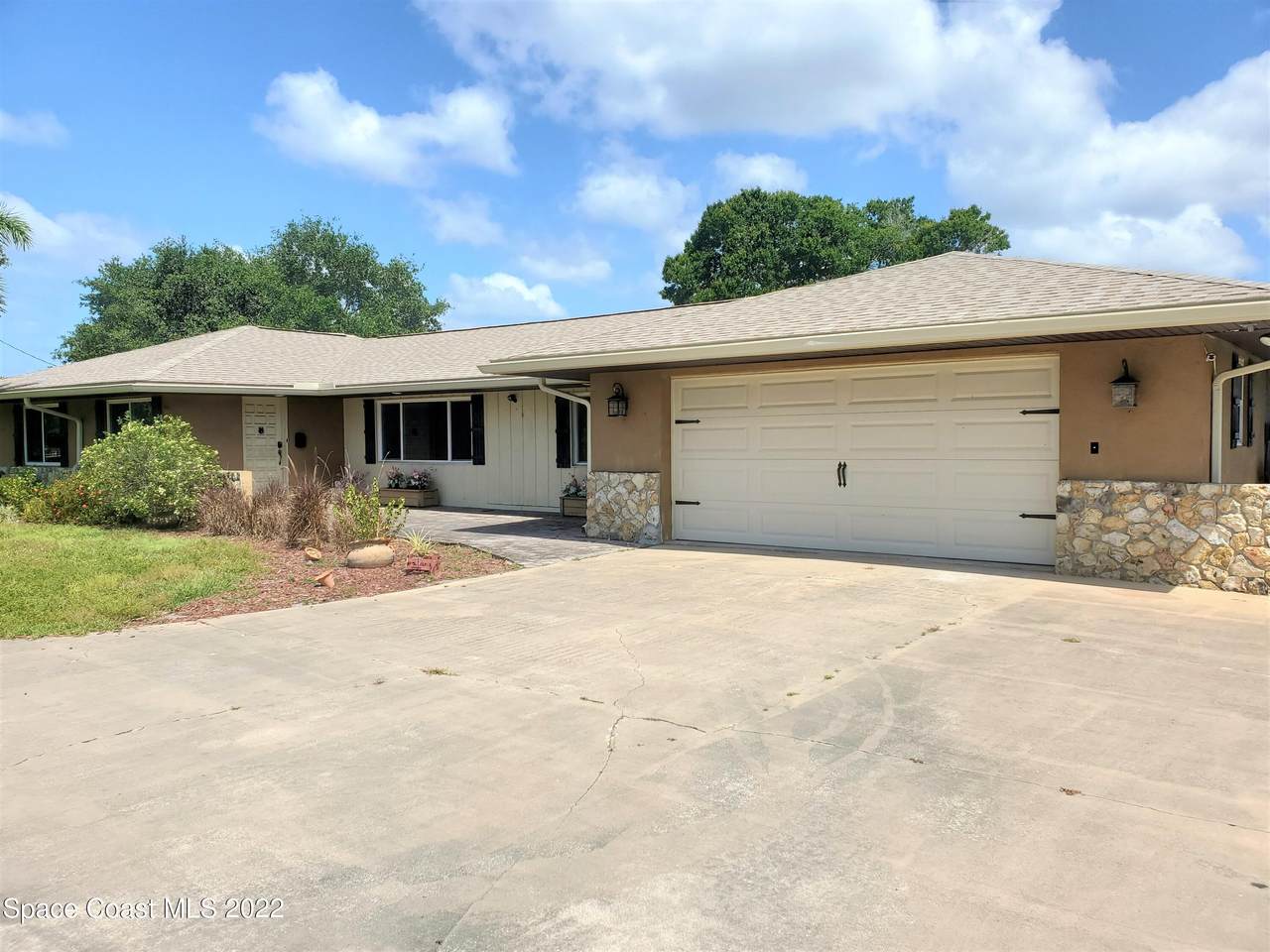 3900 Pinewood Road - Photo 1