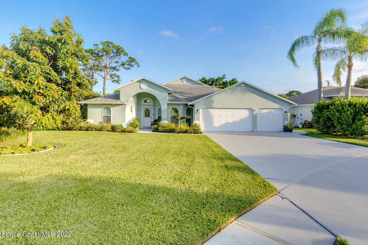996 Harbor Pines Drive - Photo 1