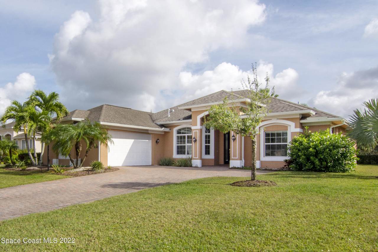 1090 Southlakes Way Way - Photo 1