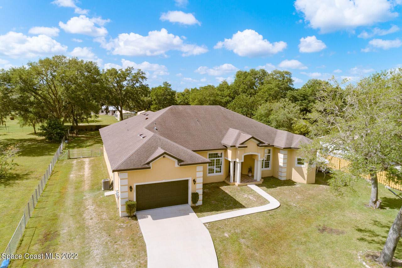 5305 Vacaro Avenue - Photo 1
