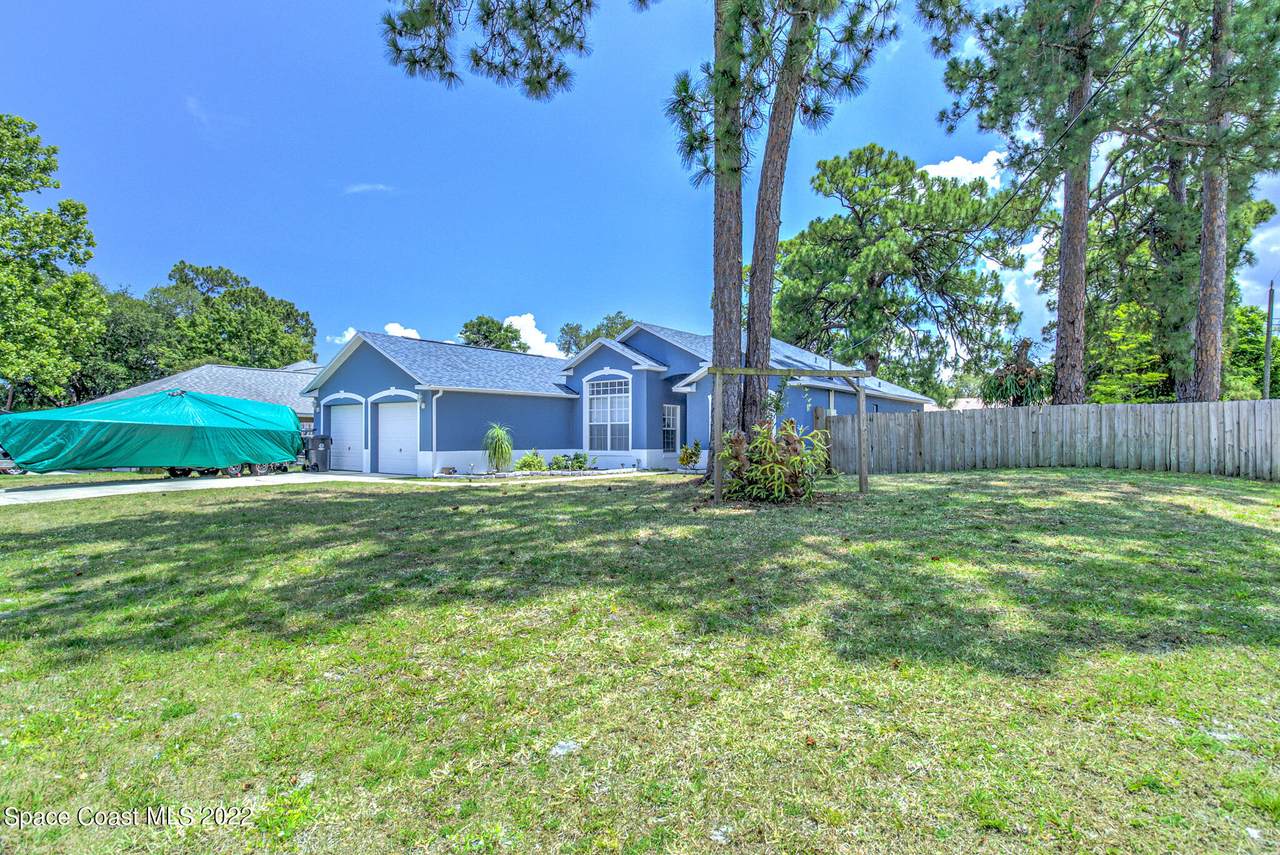475 Oleander Place - Photo 1