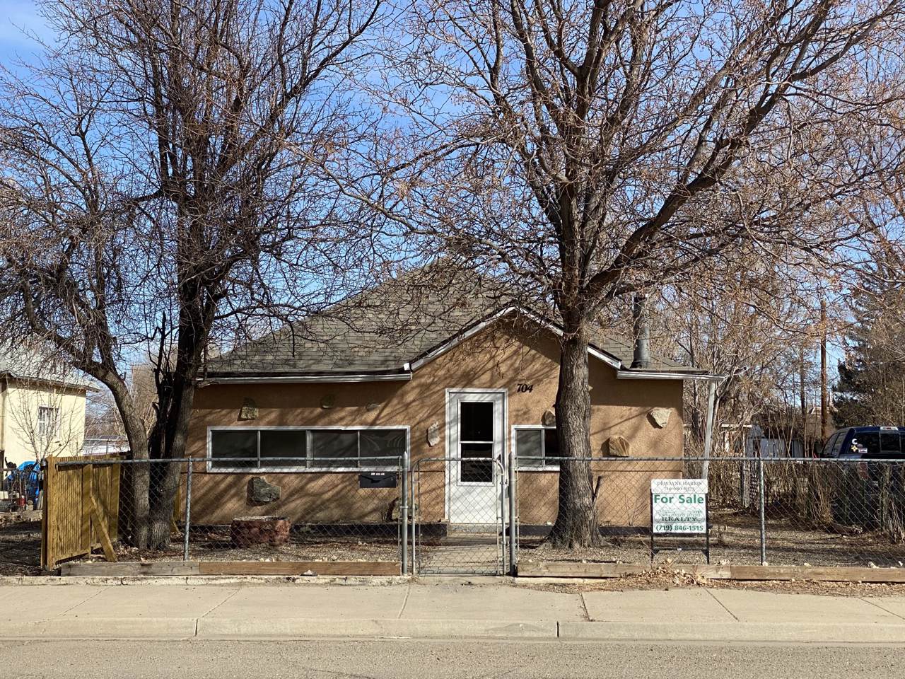 704 Linden Ave - Photo 1