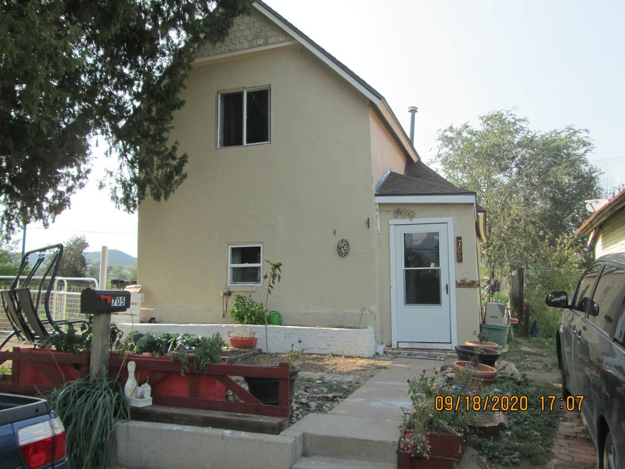 705 Prairie Ave - Photo 1