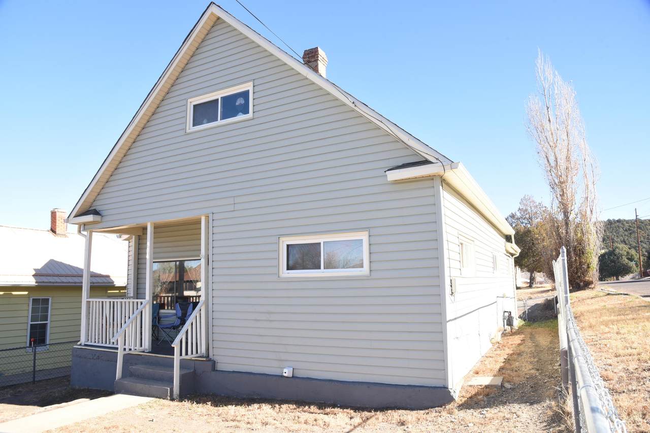 904 Ash St - Photo 1