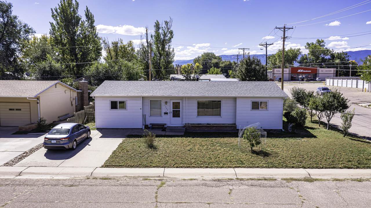 1002 2nd St - Photo 1