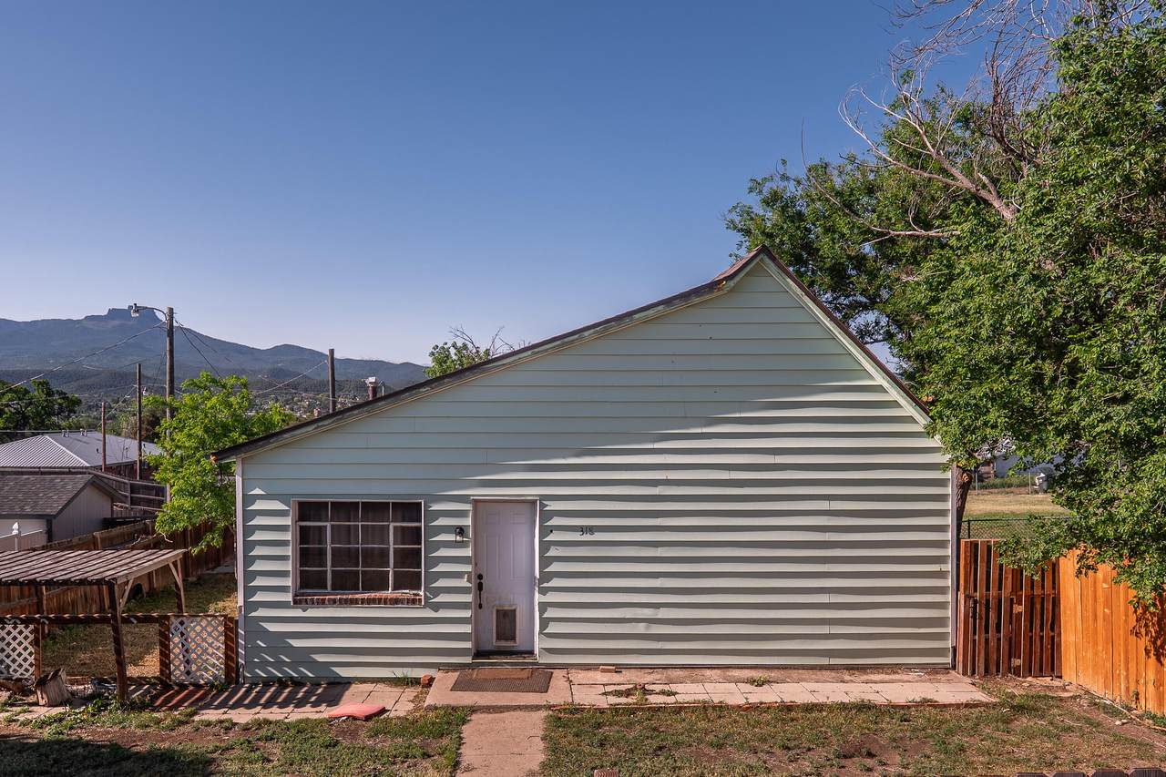 318 Goddard Ave - Photo 1