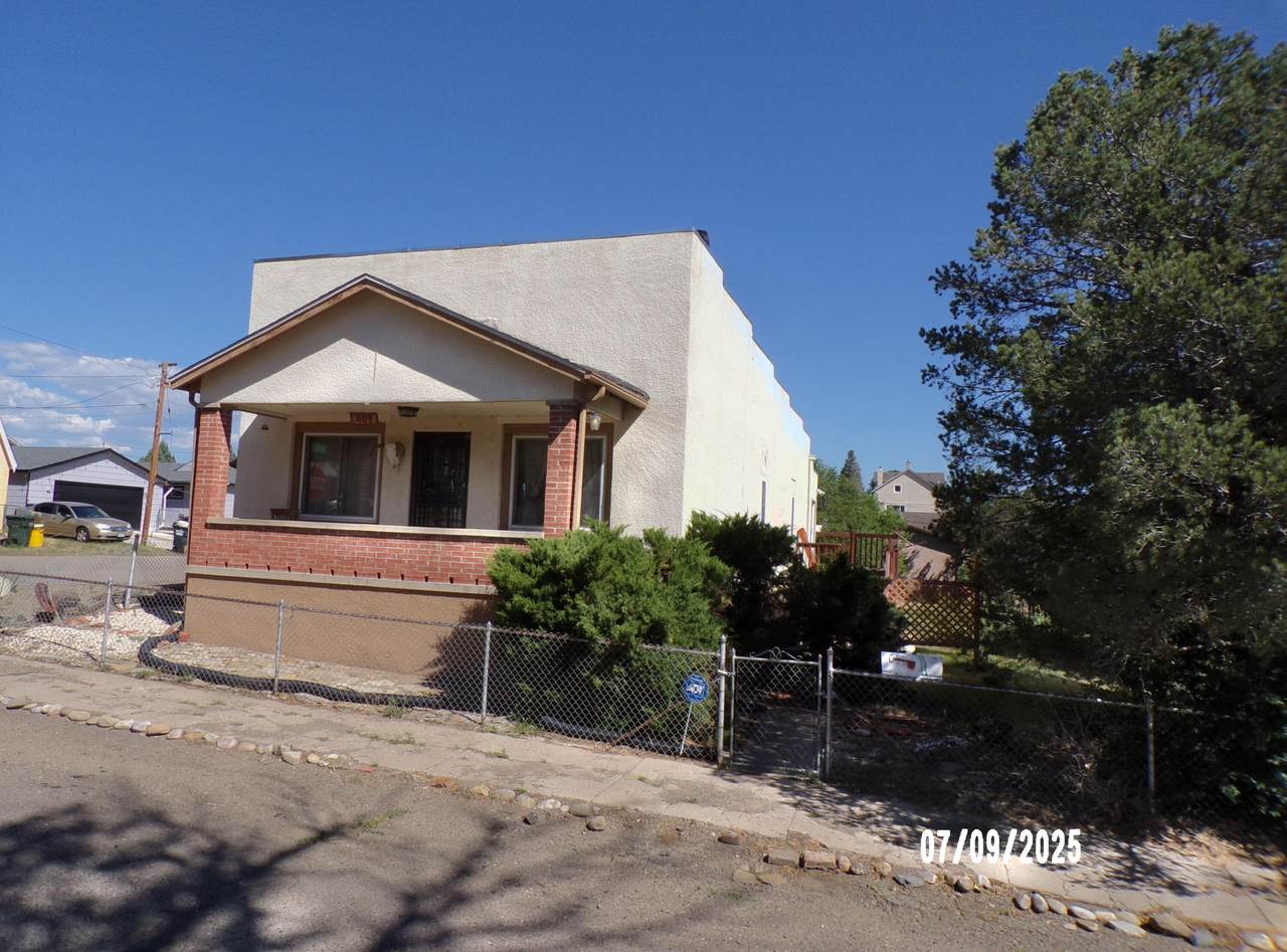 601 8th St - Photo 1