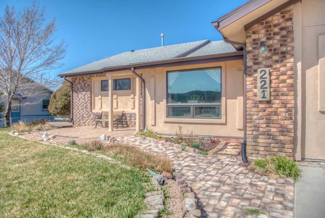 221 Nona Ave - Photo 1