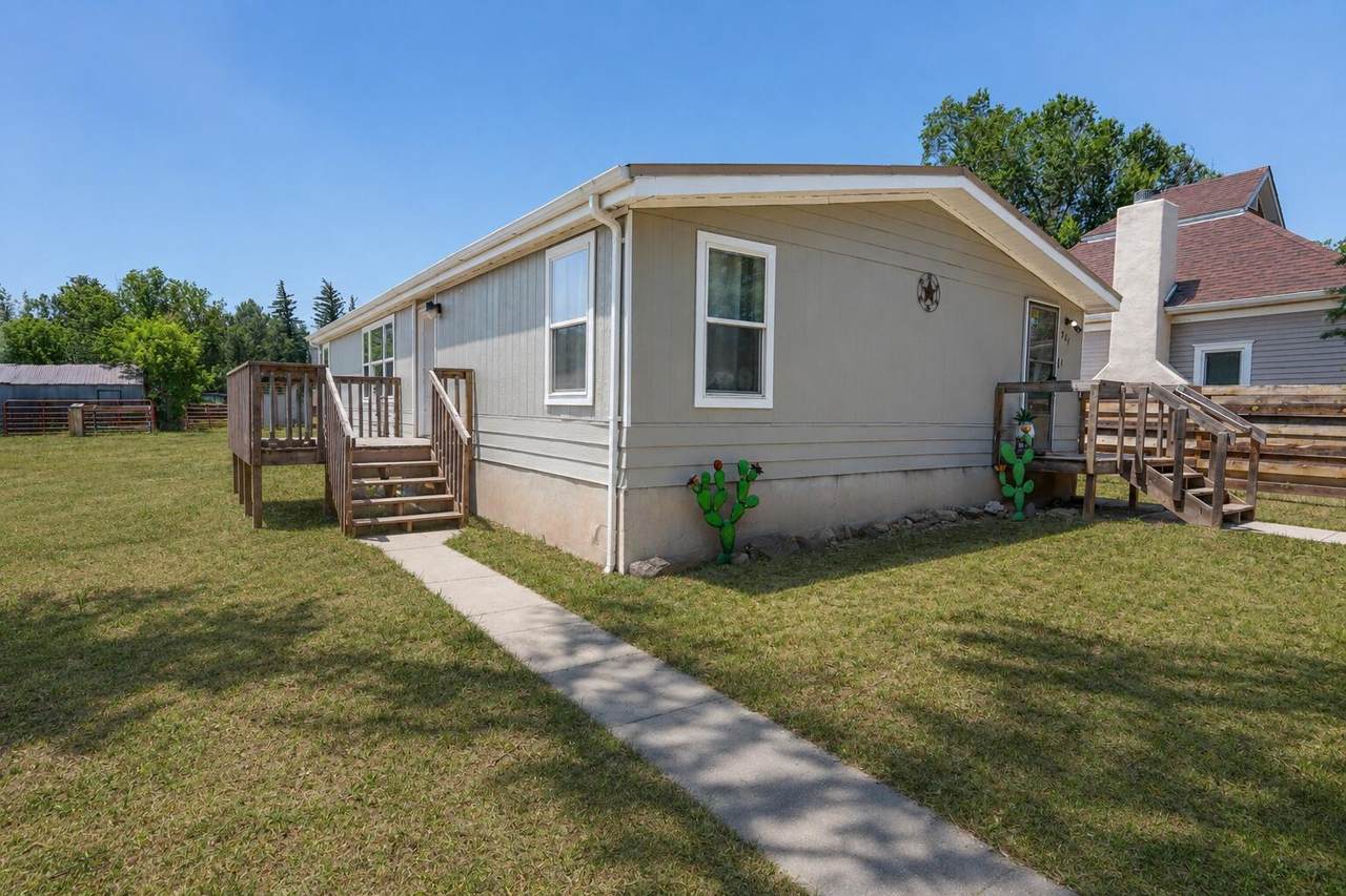 225 Grand St - Photo 1