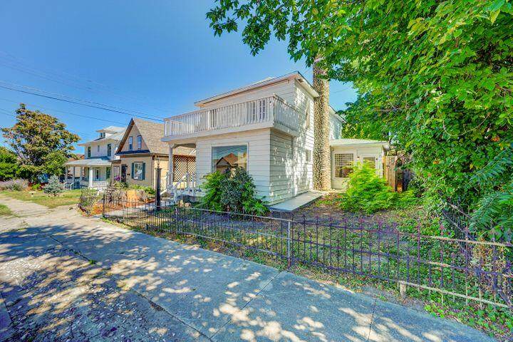 212 Spruce St - Photo 1
