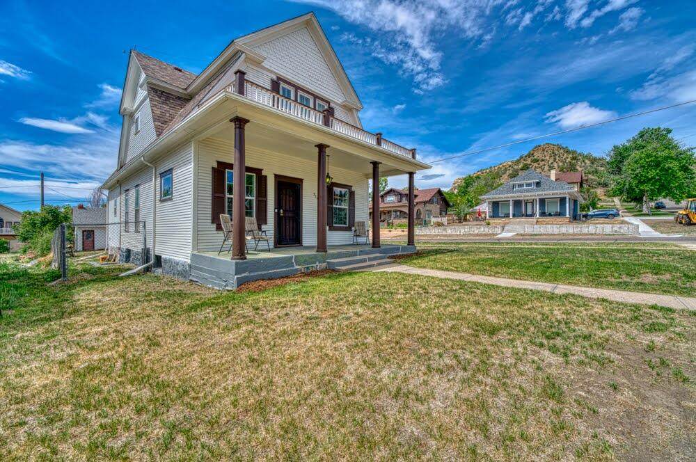 736 Pine St - Photo 1