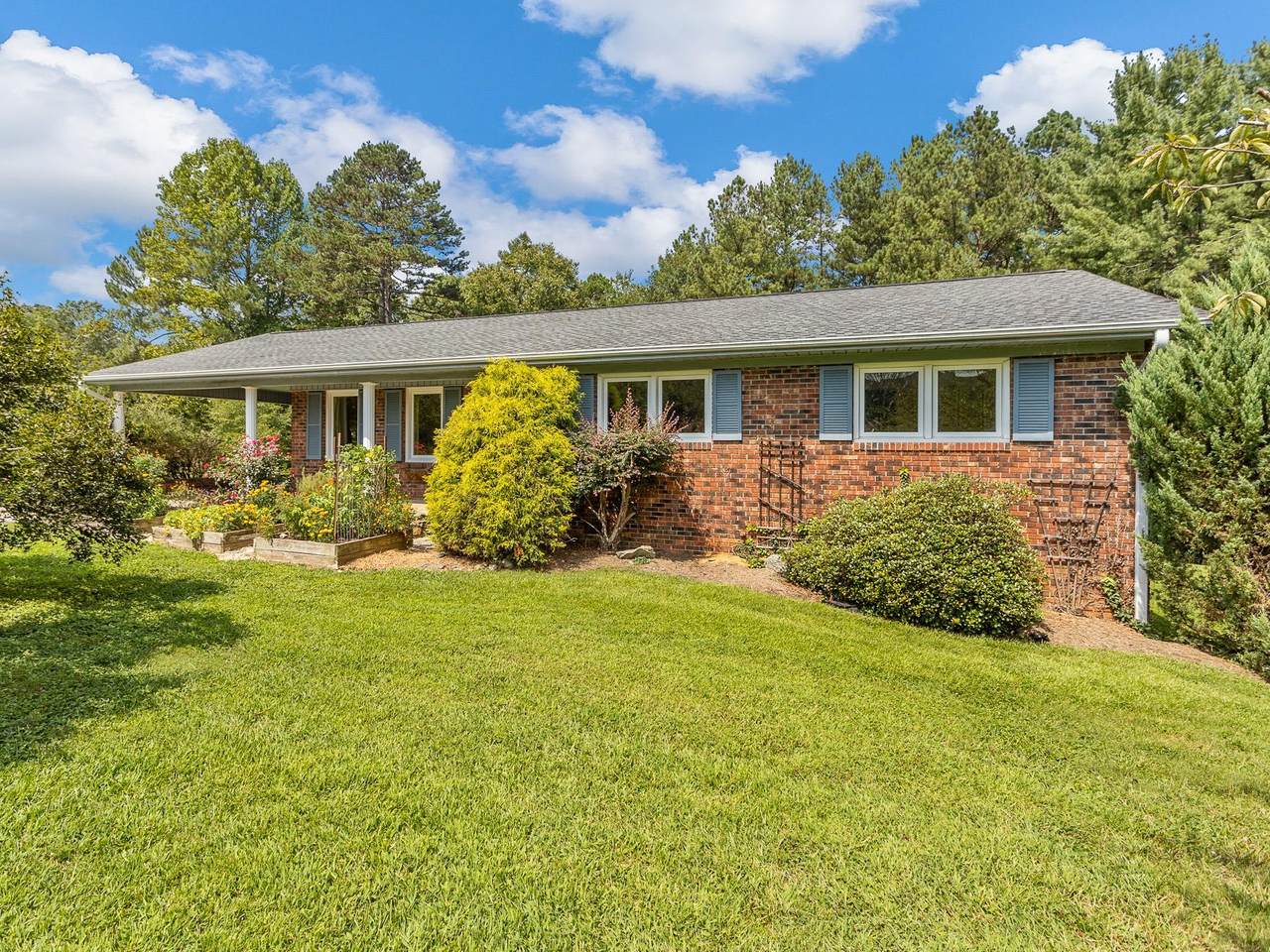201 Camelia Circle - Photo 1