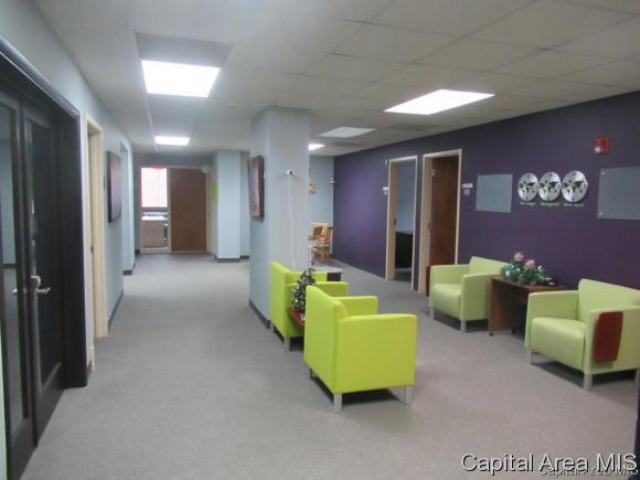 427 E Monroe - Photo 1