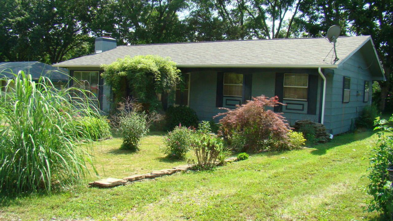 300 Maplewood Ct - Photo 1