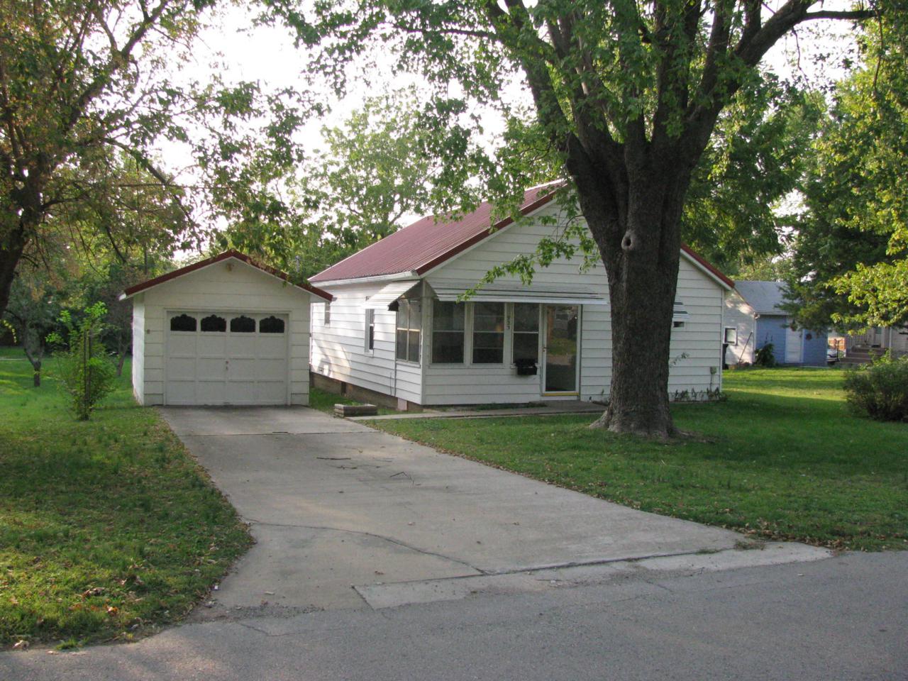 923 Oak Avenue - Photo 1