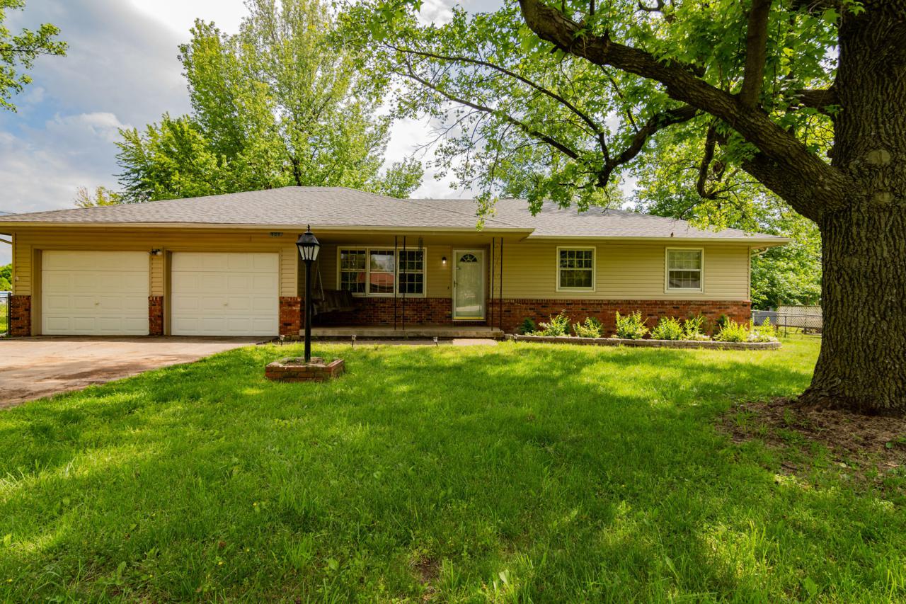 406 Lester Street - Photo 1