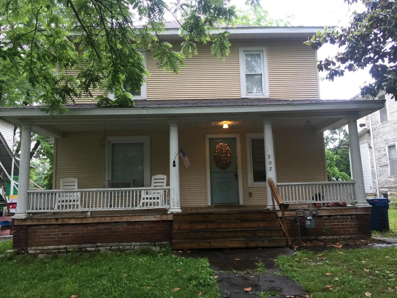 905 Maple - Photo 1