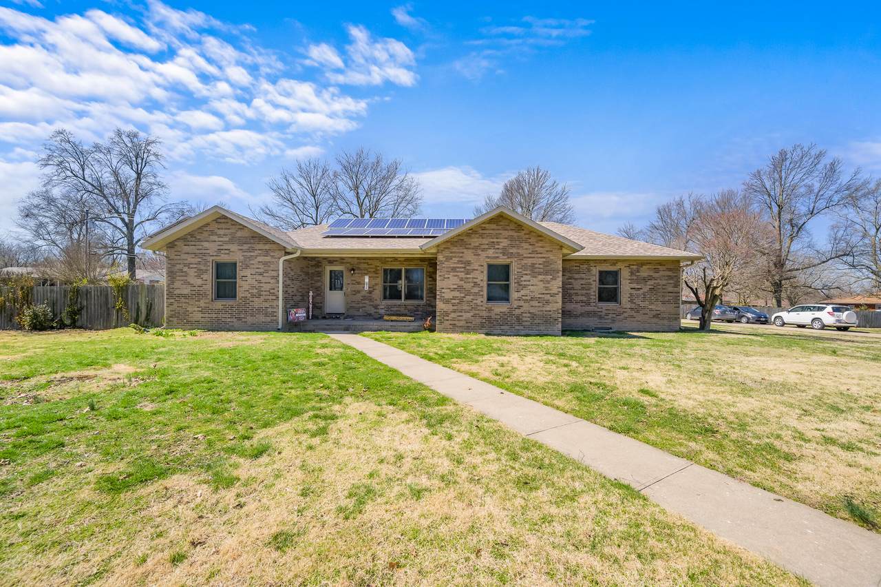 715 Lakeview Drive - Photo 1