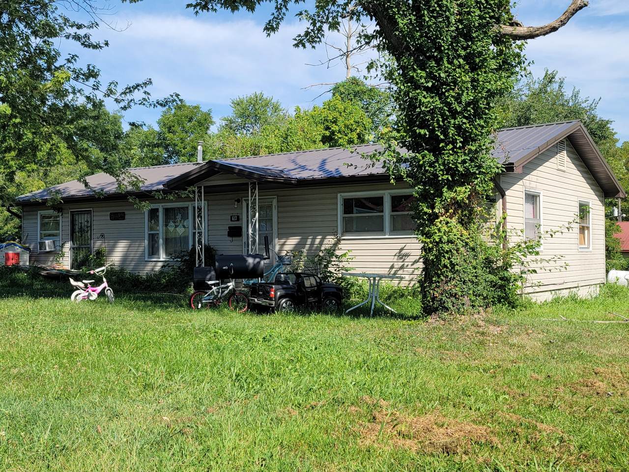613 Oak Street - Photo 1