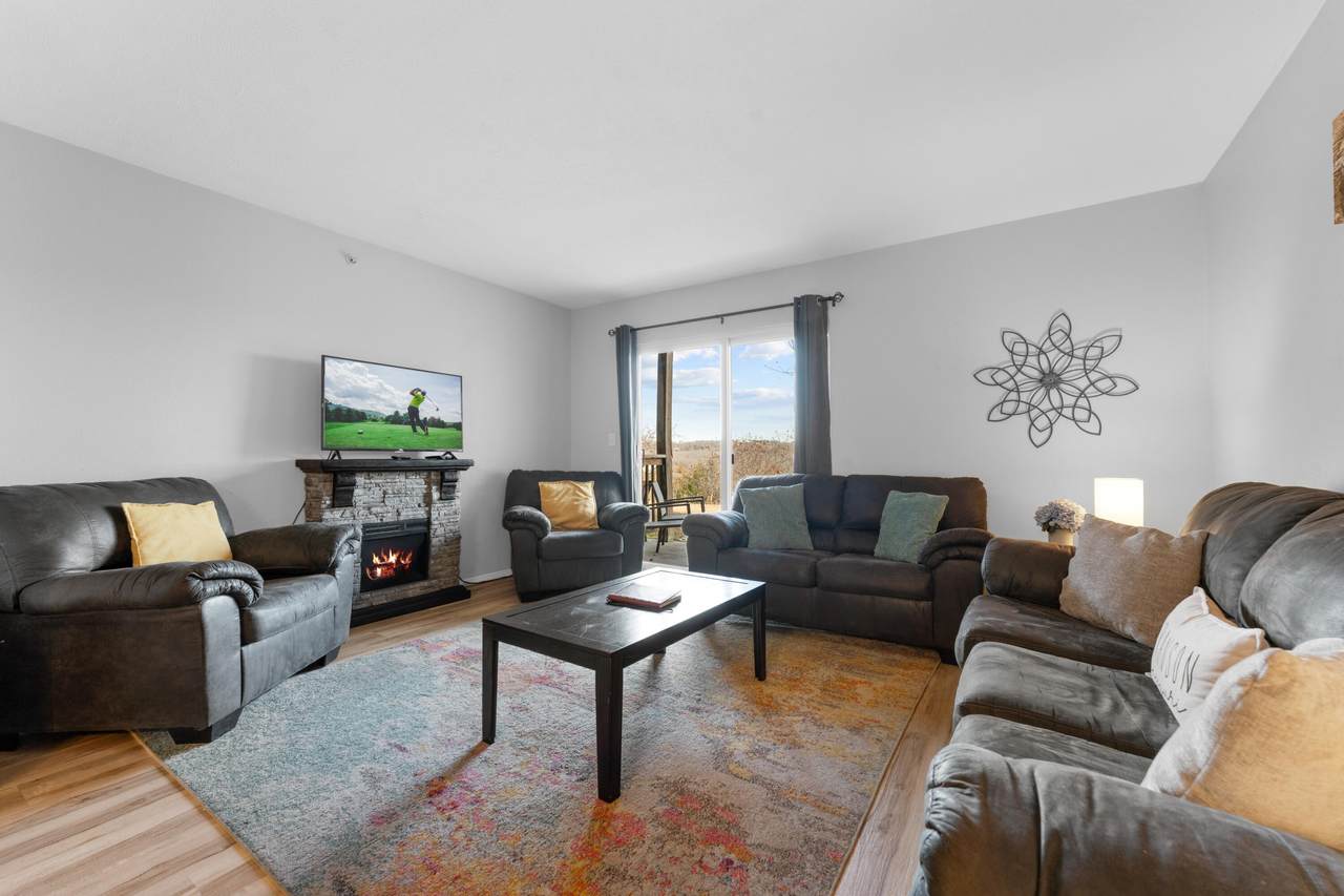 2911 Vineyards Parkway - Photo 1