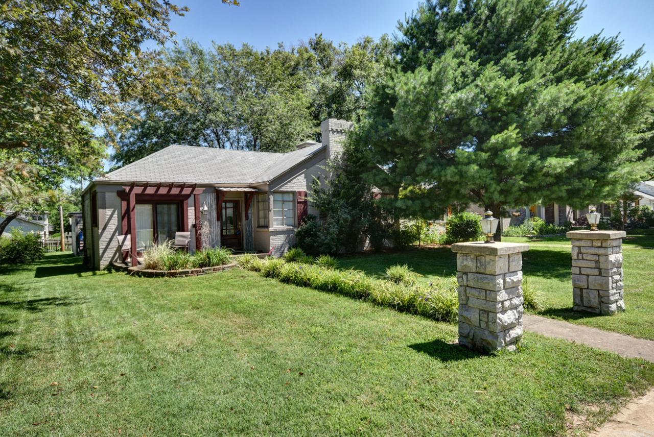 1117 University Street - Photo 1