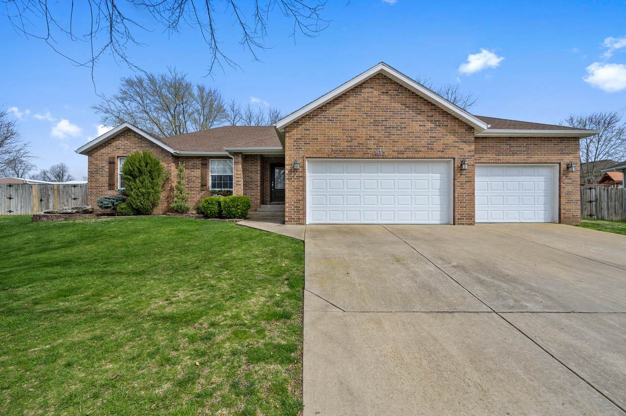 815 Barberry Court - Photo 1