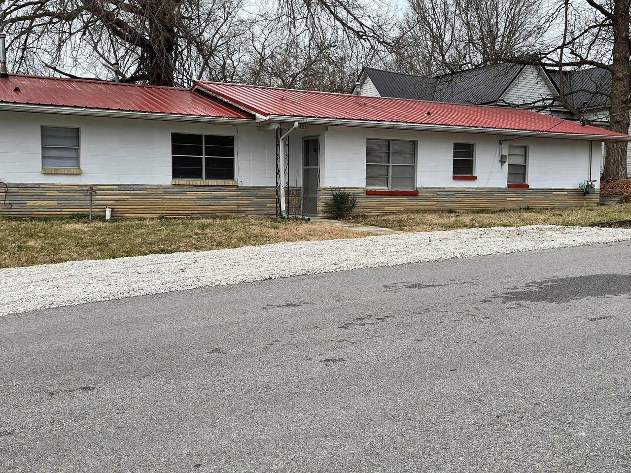 403 Henley - Photo 1