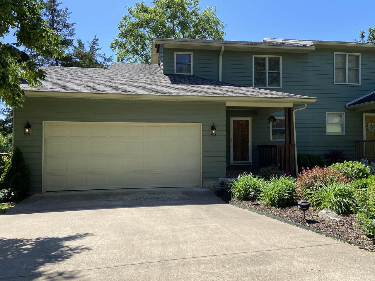 128 Hampshire Drive - Photo 1