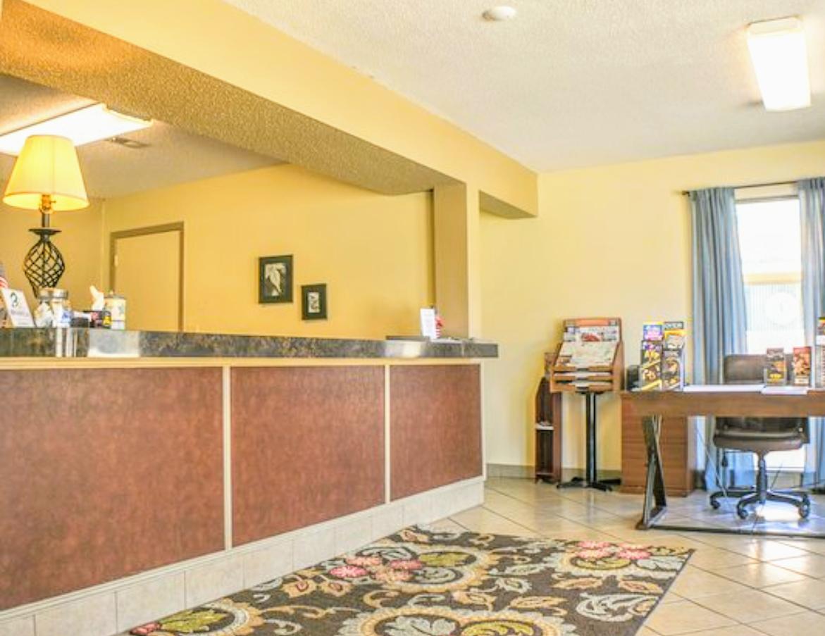 3033 Shepherd Of The Hills Expressway - Photo 1