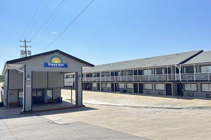 3033 Shepherd Of The Hills Expressway - Photo 1