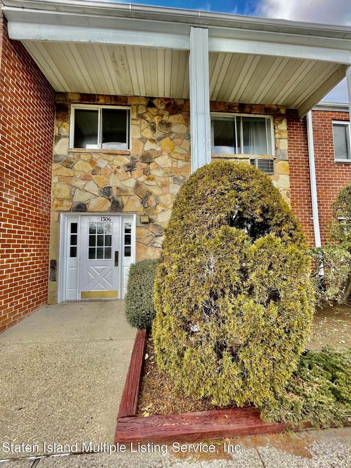 1306 Rockland Avenue - Photo 1