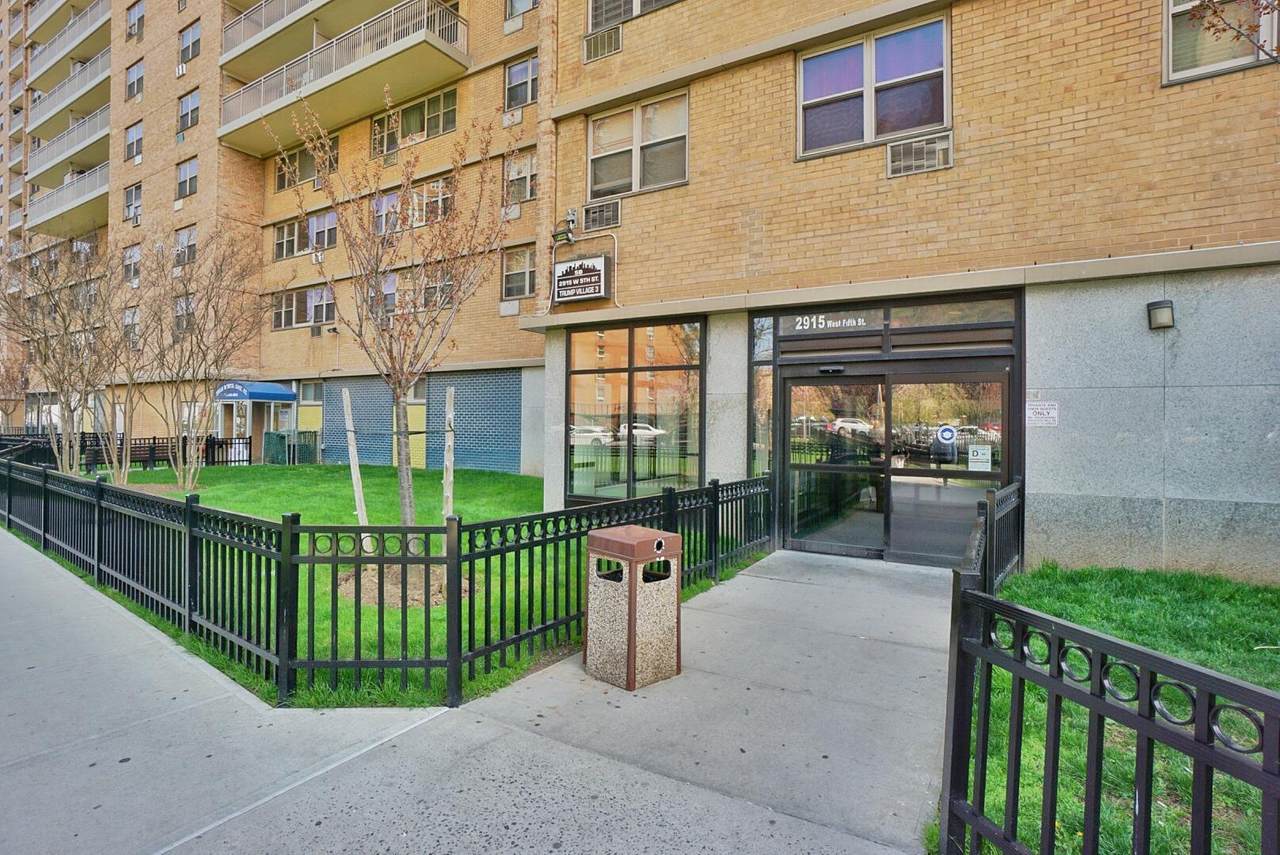 2915 West 5th Street - Photo 1