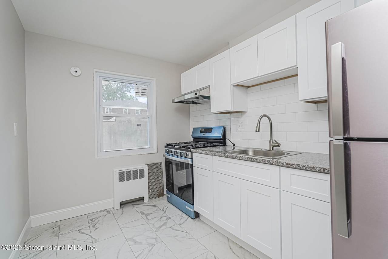 12 Stratford Ave - Photo 1