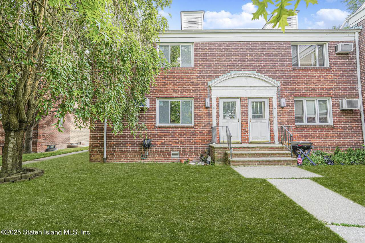 12 Stratford Ave - Photo 1
