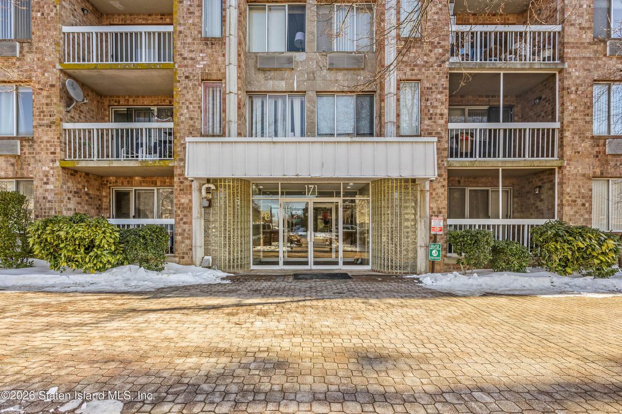 171 Wellington Court - Photo 1