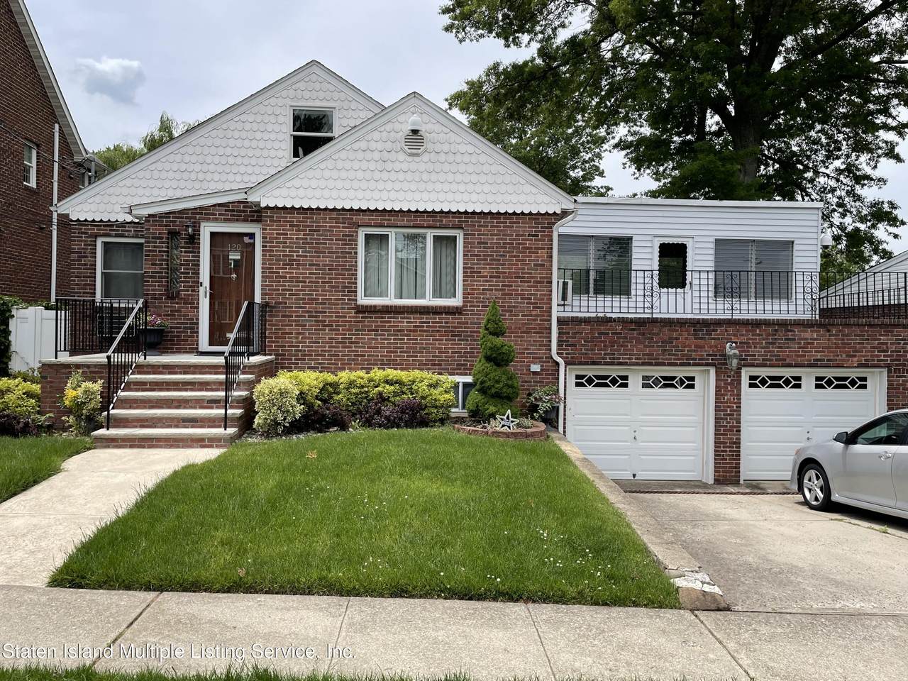 120 Lawrence Avenue - Photo 1