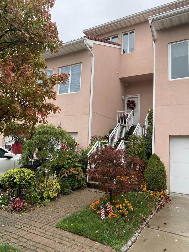 11 Harbour Court - Photo 1