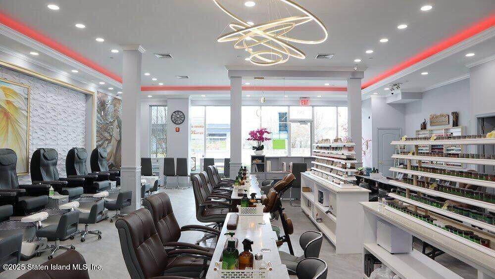 2656 Hylan Boulevard - Photo 1