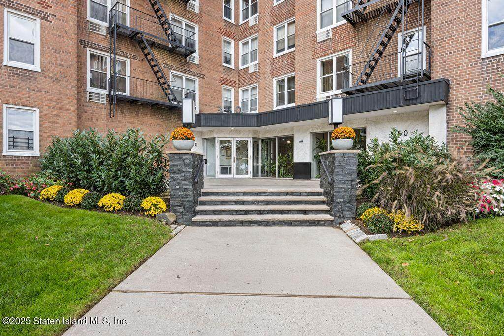 350 Richmond Terrace - Photo 1