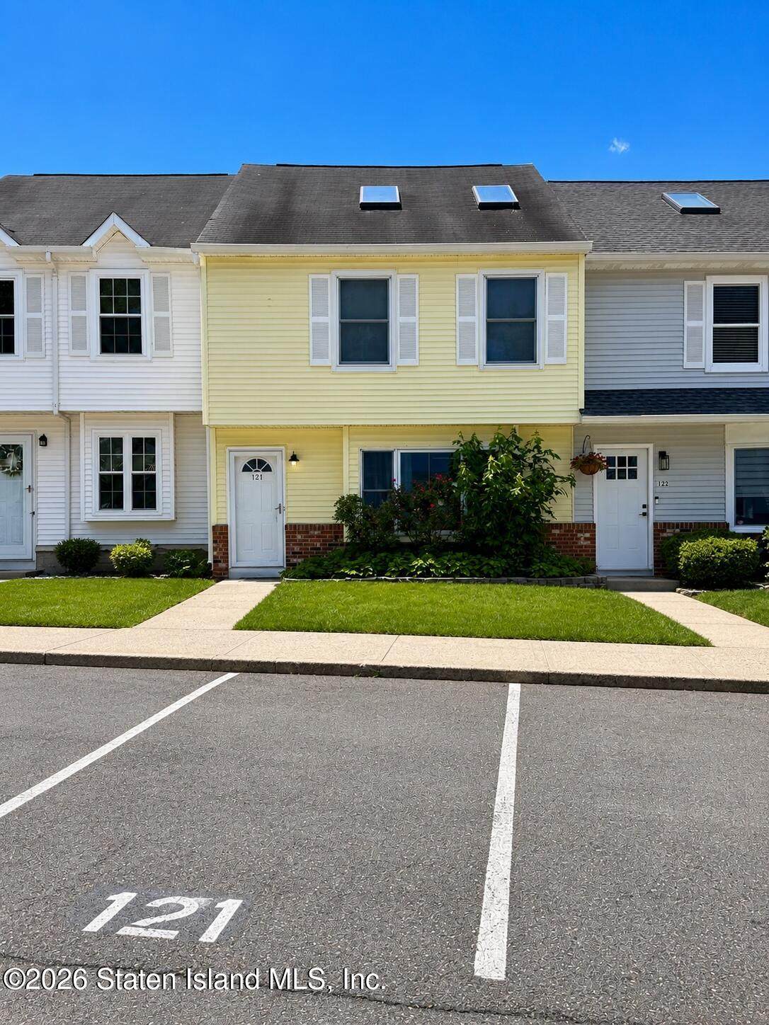 121 Joan Court - Photo 1