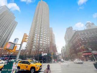 500 43 Street - Photo 1