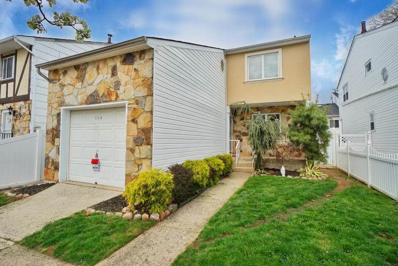 120 Carlyle Green - Photo 1