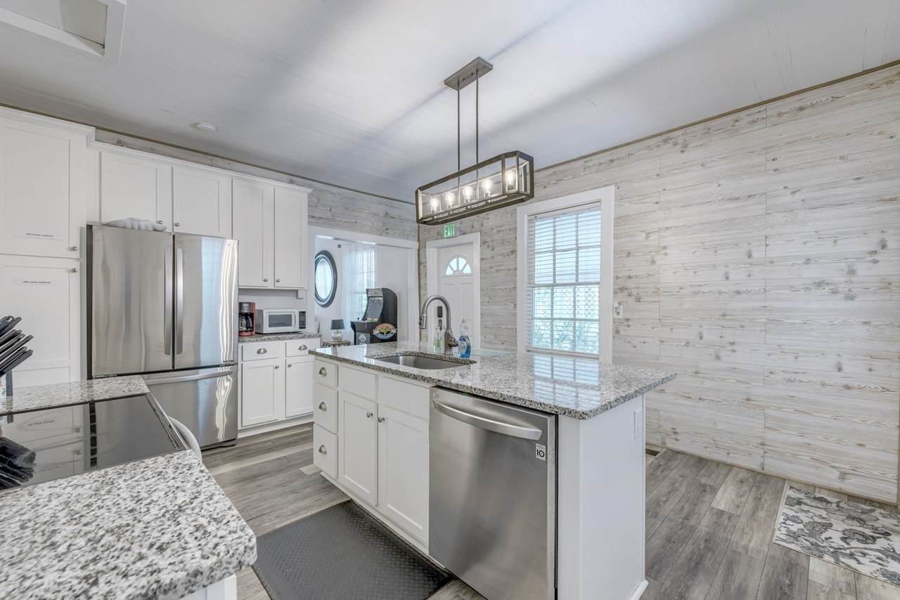 17 Dufferin St - Photo 1