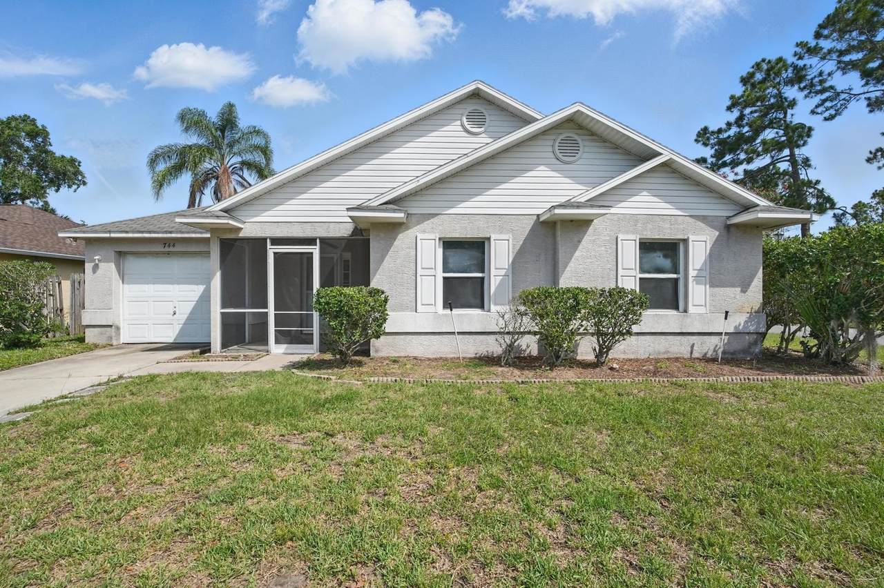 744 Palm Hammock Cir - Photo 1