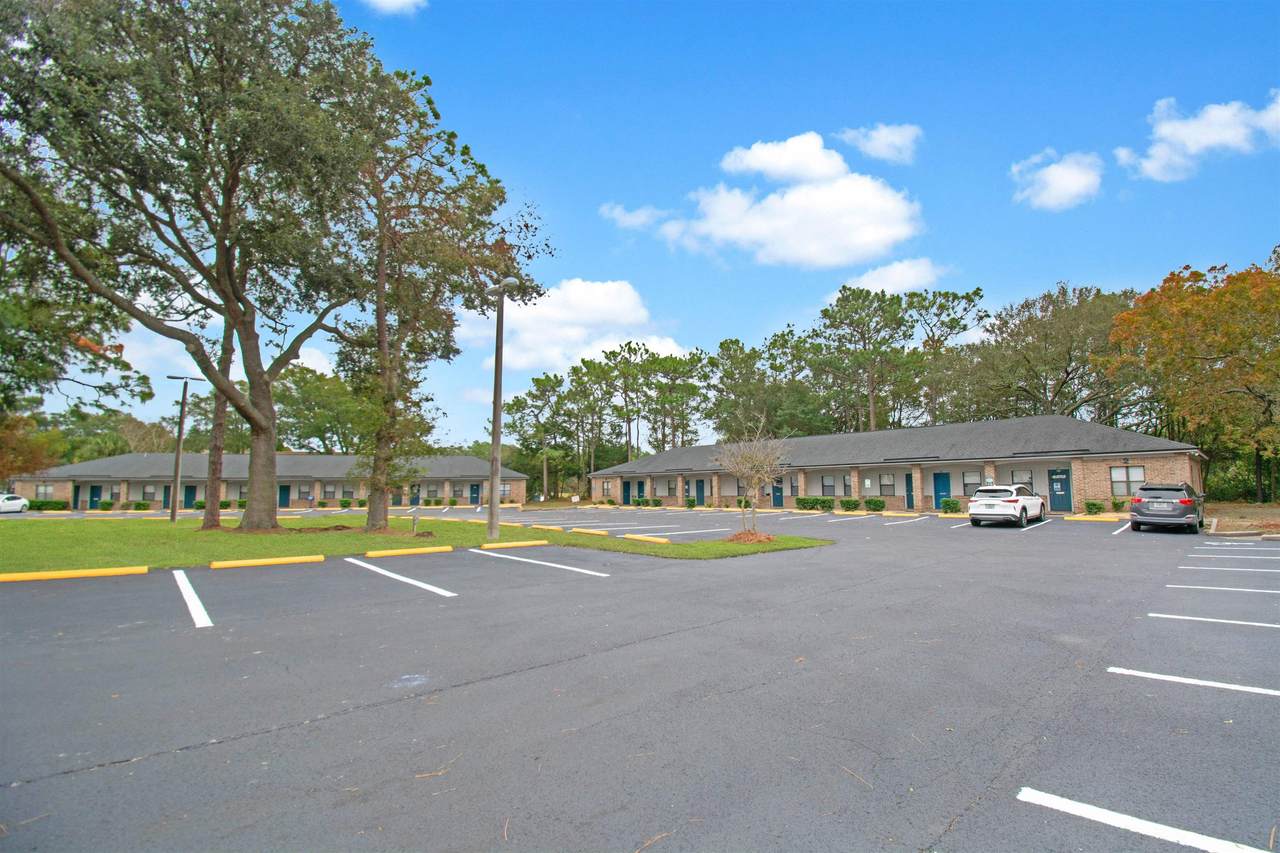 550 Balmoral Cir - Photo 1