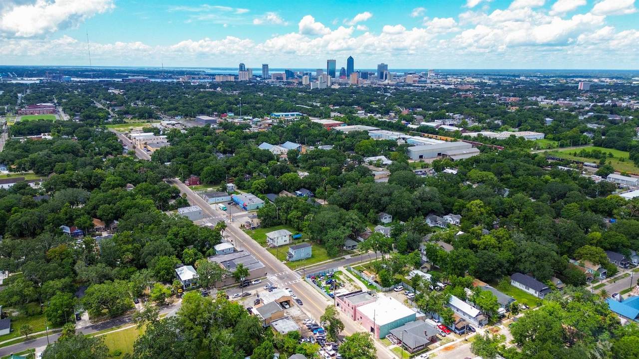 2215 Phoenix Ave - Photo 1