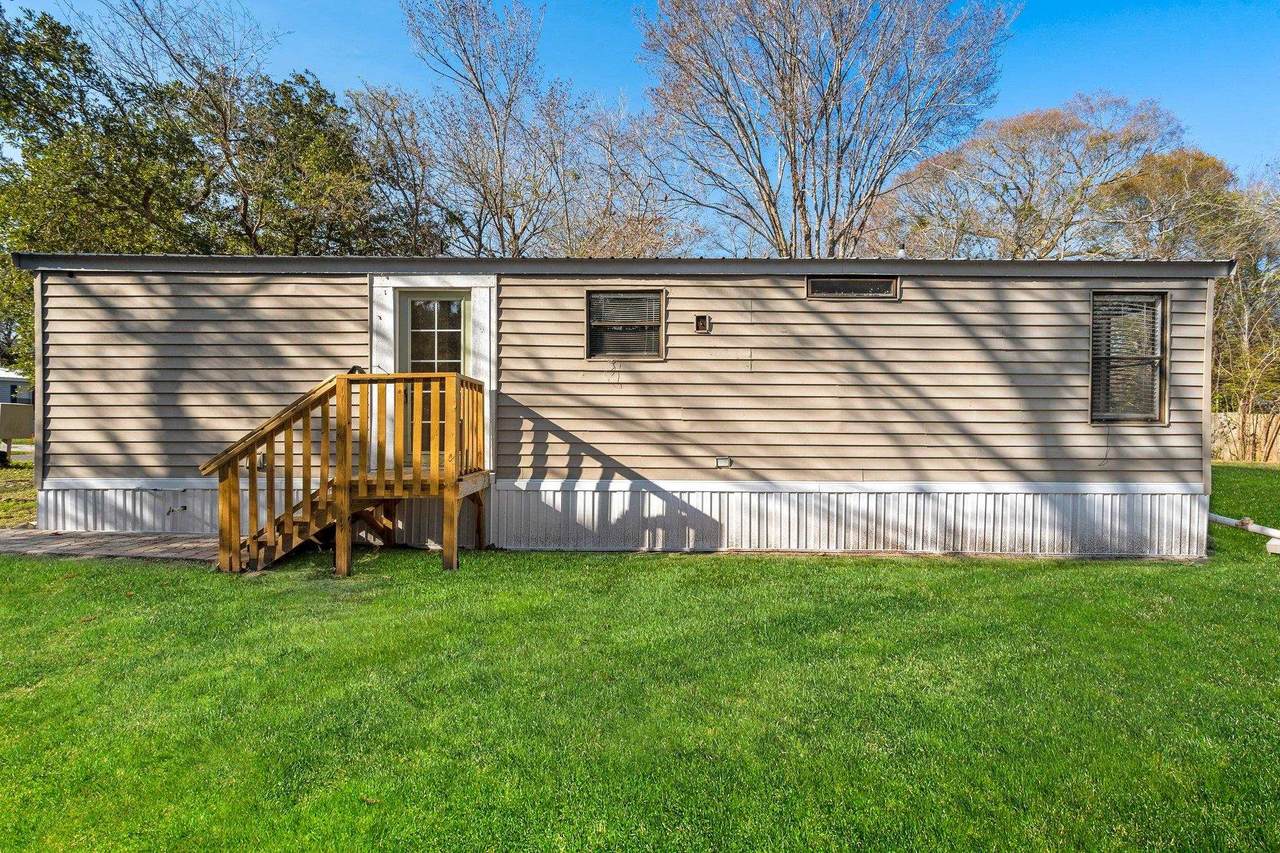 460 Aiken St - Photo 1