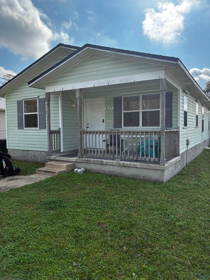 829 15Th St - Photo 1